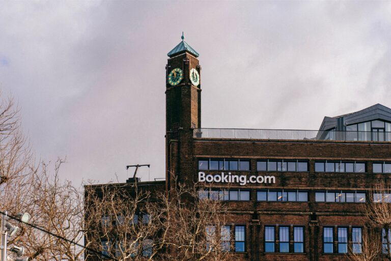 Airbnb vs Booking.com vs Abritel : sur quelle plateforme mettre son logement en Alsace ?